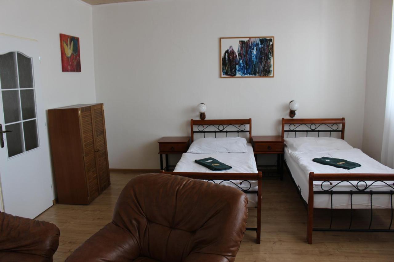 Hotel Cerny Kun Louny Ngoại thất bức ảnh