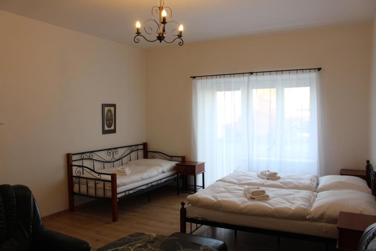 Hotel Cerny Kun Louny Ngoại thất bức ảnh