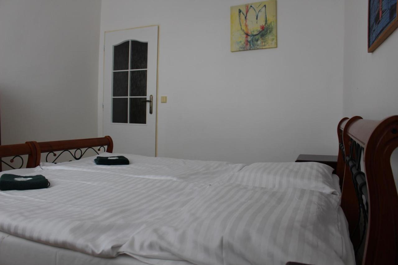 Hotel Cerny Kun Louny Ngoại thất bức ảnh