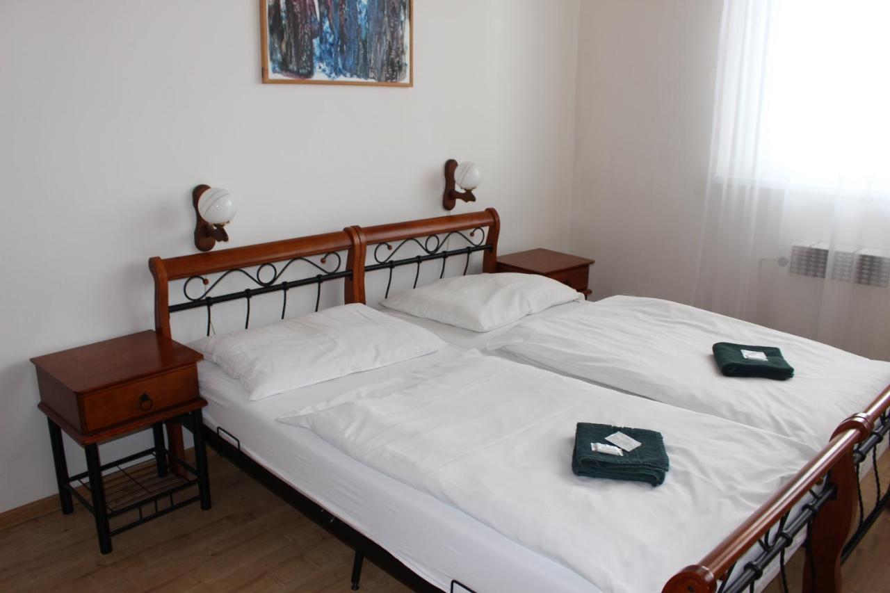 Hotel Cerny Kun Louny Ngoại thất bức ảnh