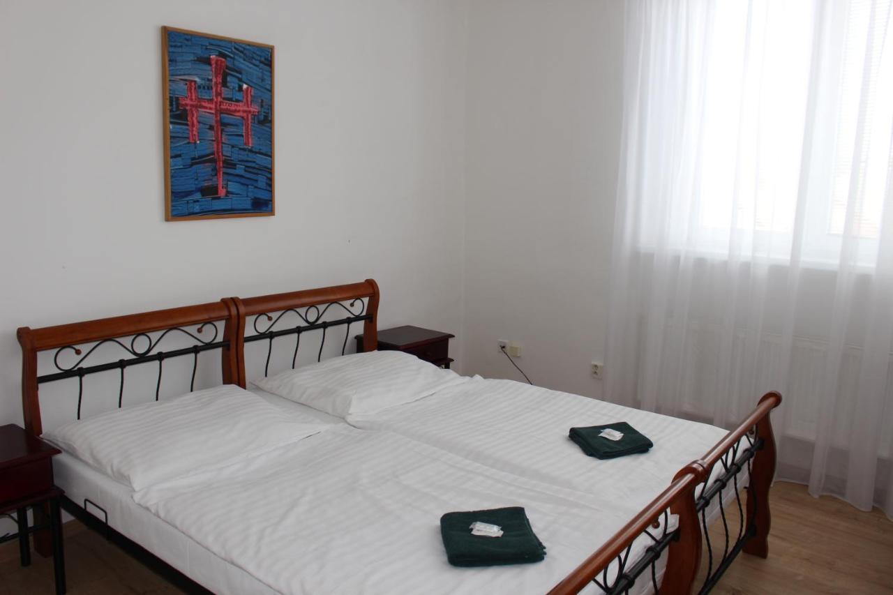 Hotel Cerny Kun Louny Ngoại thất bức ảnh