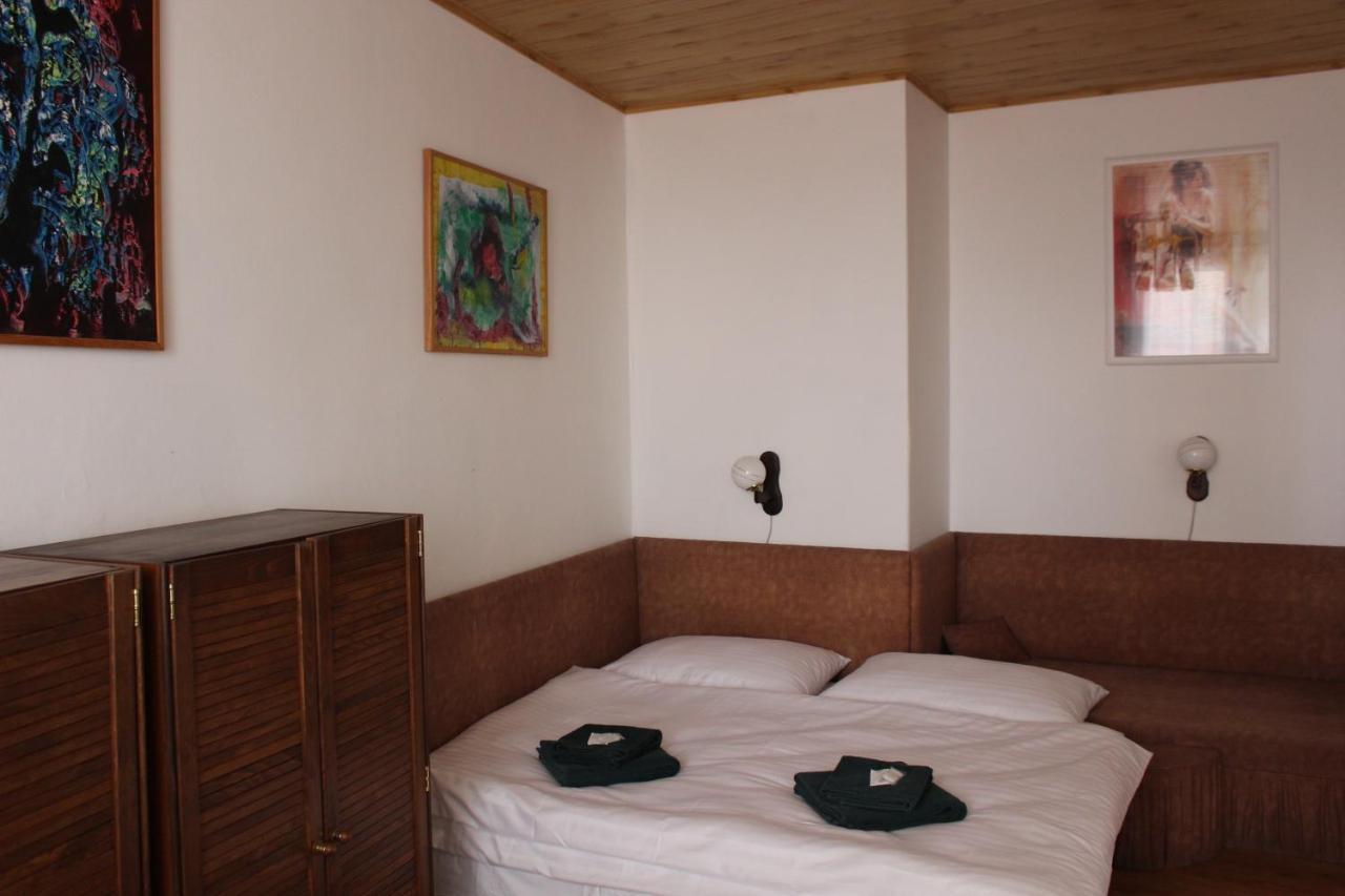 Hotel Cerny Kun Louny Ngoại thất bức ảnh